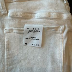 JOE’S JEANS Medium high waist. WHITE. WORN 1x. Stretchy jean fabric.